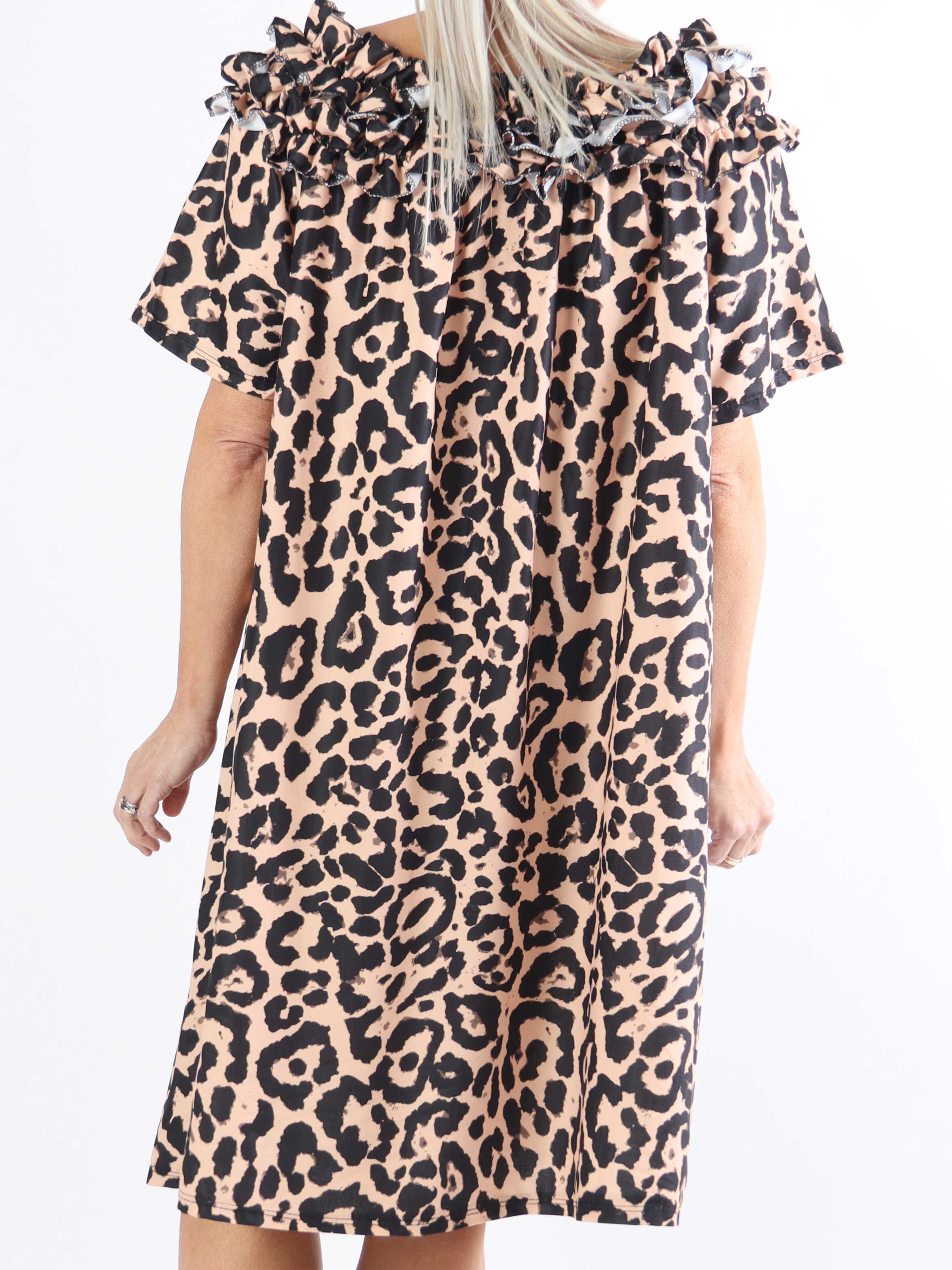 Chili Leo Sleeveless Dress - Plus size kjole i leopardprint med flæser